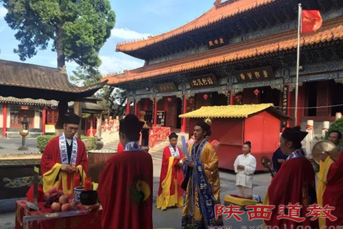 西安骊山老母殿举行中元节超度法会