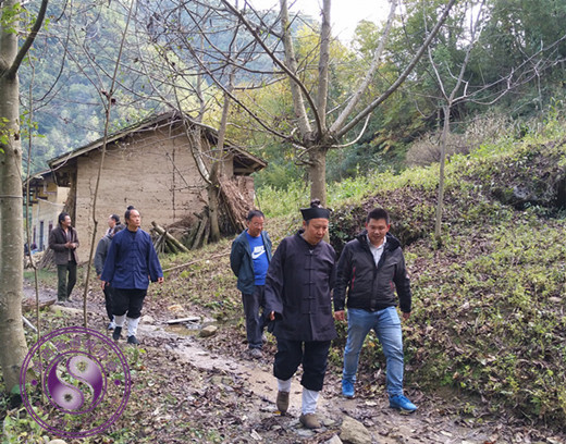 骊山老母宫走访资助大巴山贫困学生