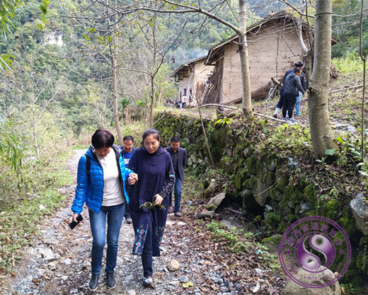 骊山老母宫走访资助大巴山贫困学生