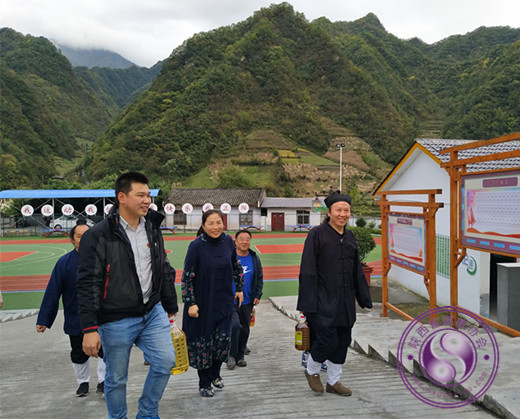 骊山老母宫走访资助大巴山贫困学生